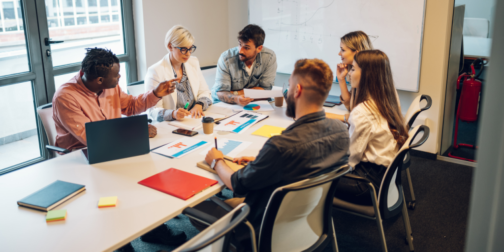 quipe analisa gráficos e define estratégias promocionais B2B com foco em resultados.